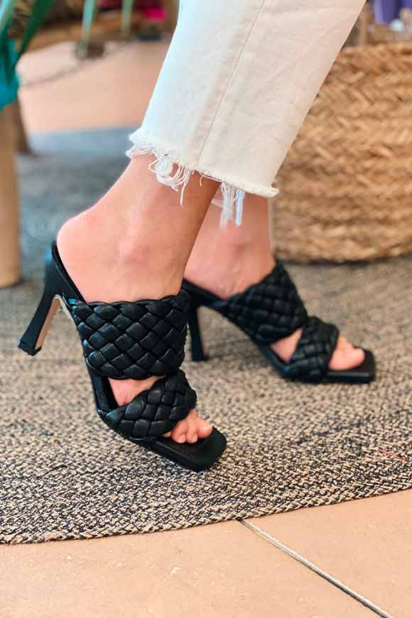 Ovyé - Black sandals with intertwined bands