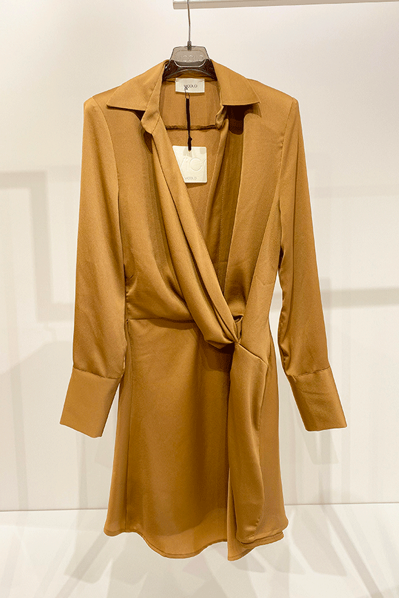 Vicolo - Vestito cammello in raso spacco laterale e spalline imbottite