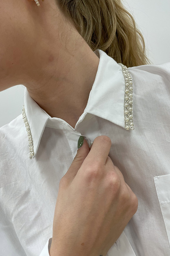 Vicolo - Camicia over bianca colletto strass e perle