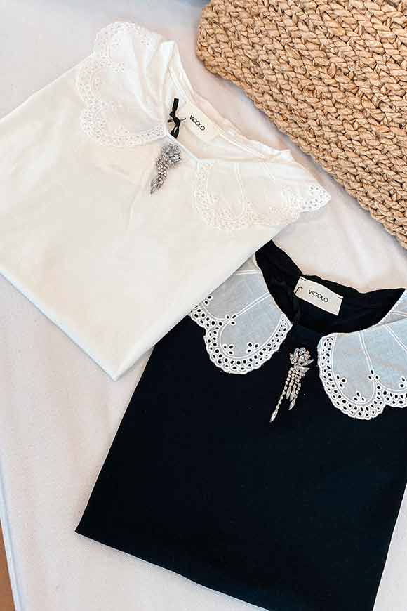 Vicolo - Black t shirt with lace collar and jewel brooch