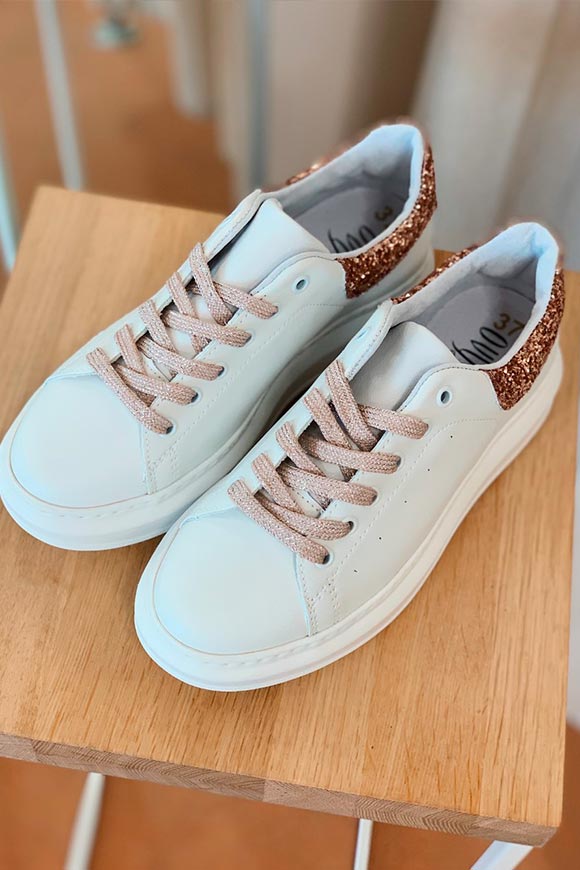 Ovyé - Sneakers bianche con tallone rosa glitter