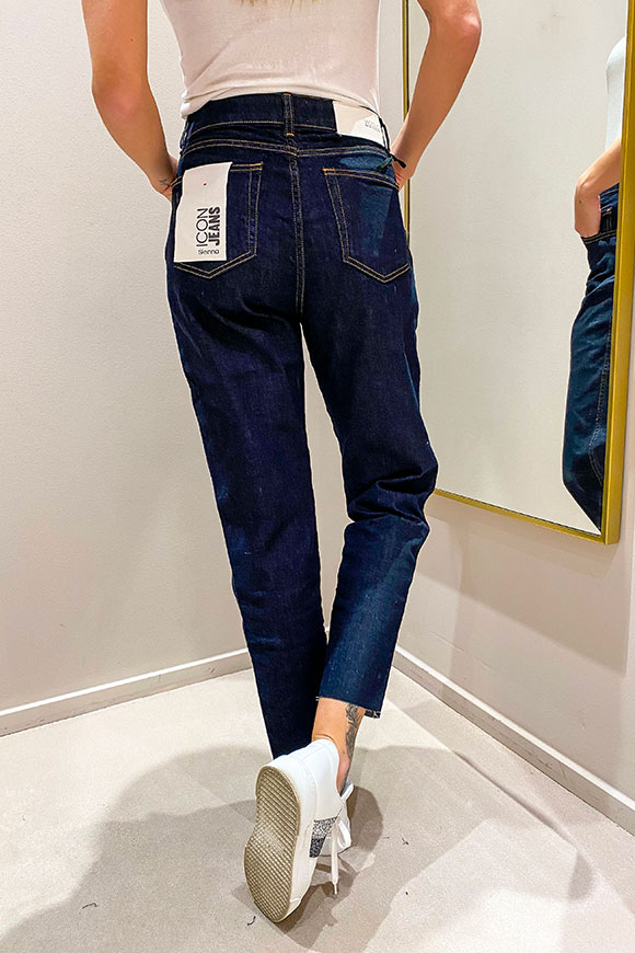 Vicolo - Kate Vicolo jeans. Straight model in dark wash, high waist, with turn-up at the bottom. Zip and button closure.