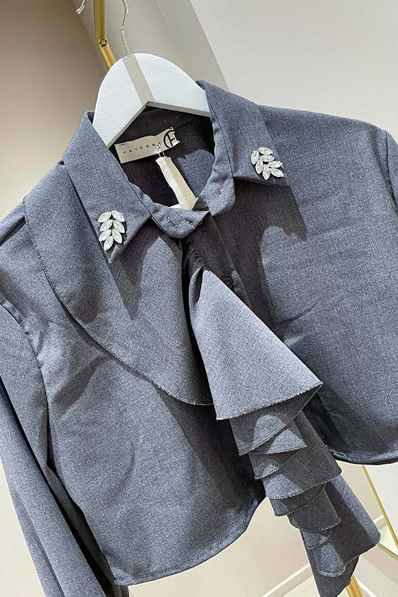 Haveone - Camicia grigia crop con gioiello e rouches