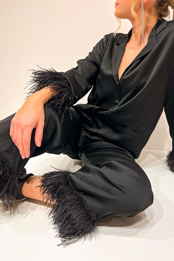 Vicolo - Pantaloni neri stile pigiama con piume sul fondo