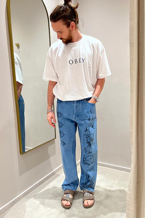 Obey - Jeans dritti lavaggio chiaro con stampe sul davanti