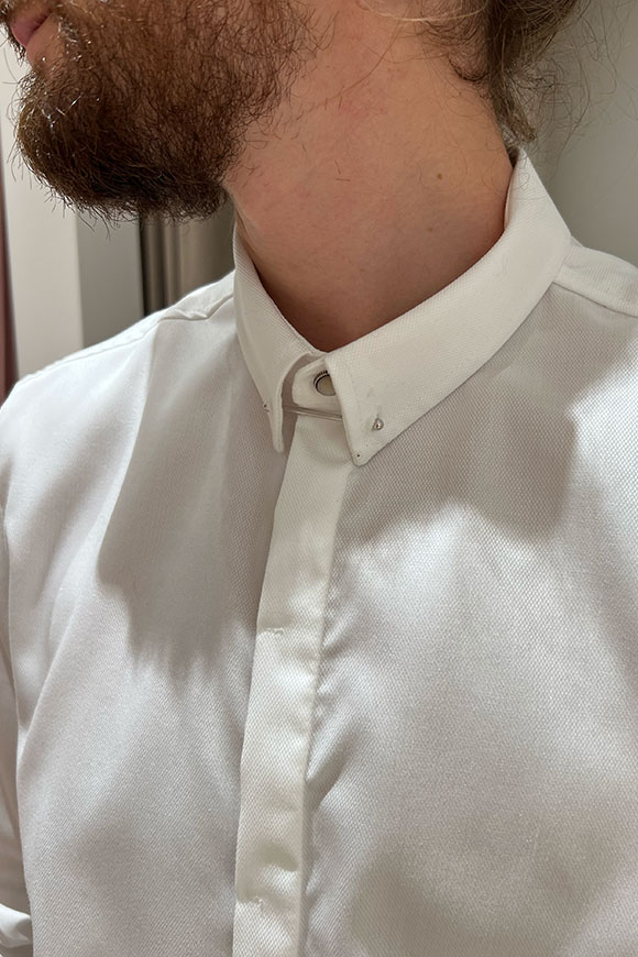 Berna - Camicia bianca piercing nel colletto