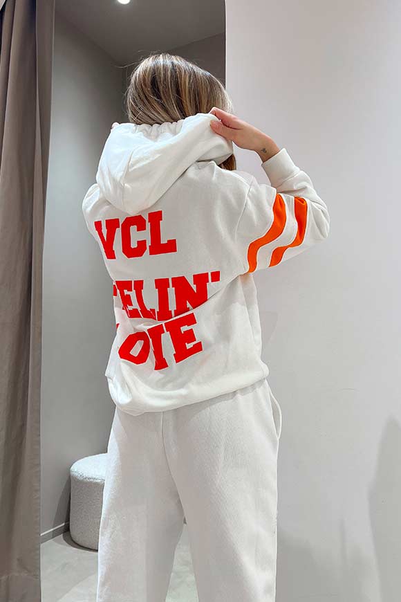 Vicolo - White sweatshirt with orange bands with hood