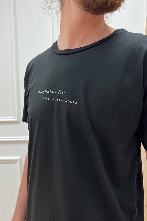 Berna - T shirt nera con scritte e cuciture bianche