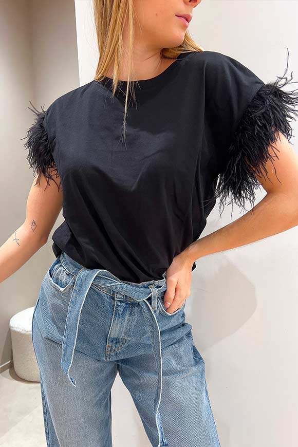 Vicolo - Black half sleeve t shirt with feathers