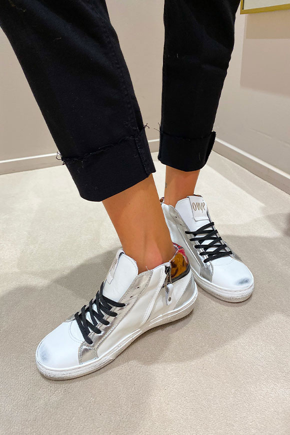 Ovyé - Sneakers bianca in pelle con inserti argento e maculati