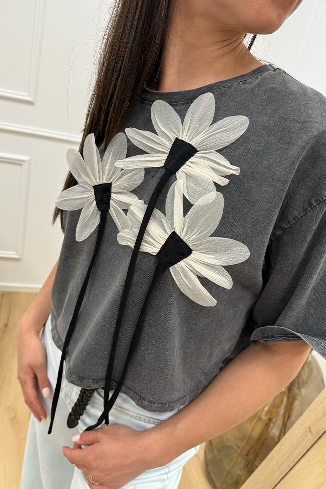 Calibro Shop - T shirt crop grigia con dettaglio patch fiori