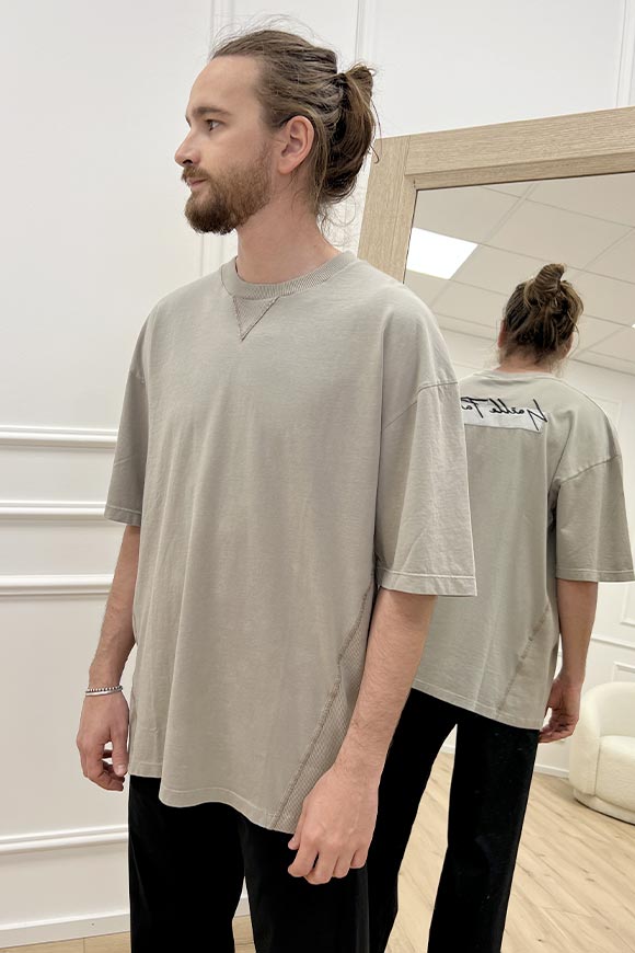 Gaelle - T shirt pietra con dettagli a costine sui fianchi