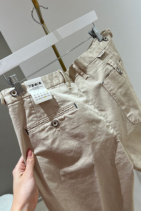 Berna - Pantalone chino beige con pinces e tasche diverse sul retro