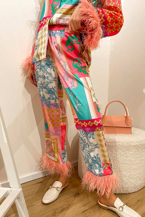 Vicolo - Pantaloni stile pigiama in fantasia "Versace" con piume sul fondo