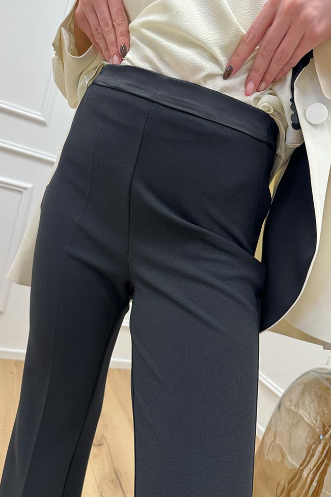 Vicolo - Pantaloni neri a zampa con dettagli in raso