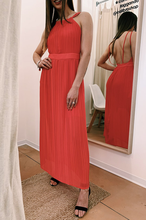 Kontatto - Long pleated coral dress with open back
