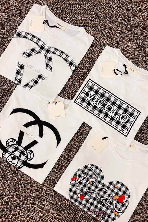 Vicolo - T shirt bianca con cuore a quadretti e logo