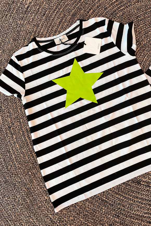 Vicolo - T shirt a righe bianca e nera in viscosa stella lime