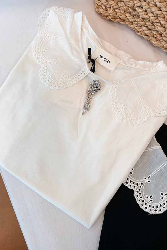 Vicolo - T shirt bianca con colletto in pizzo e spilla gioiello