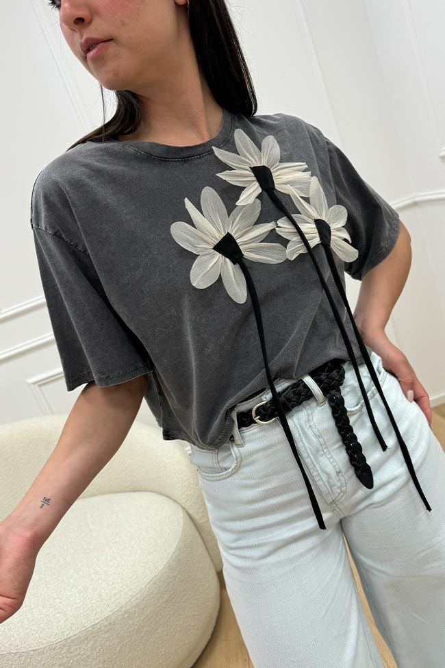 Calibro Shop - T shirt crop grigia con dettaglio patch fiori