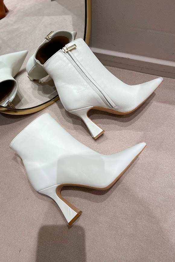 Ovyé - Pointed milk ankle boot with spool heel