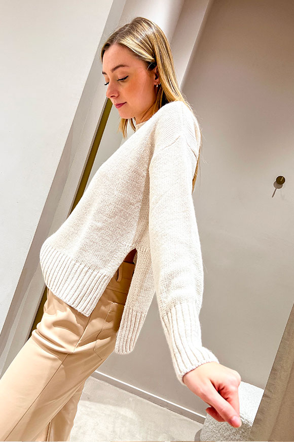 Tensione In - Ivory crewneck sweater with side slits