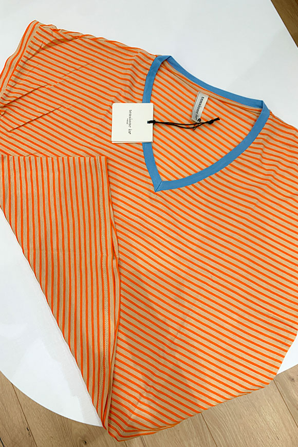 Tensione In - T shirt  a scatola viscosa a righe arancio con bordo celeste