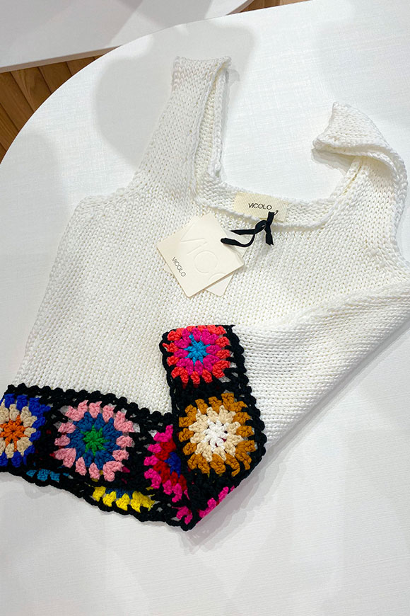 Vicolo - Crochet top with embroidery on the bottom