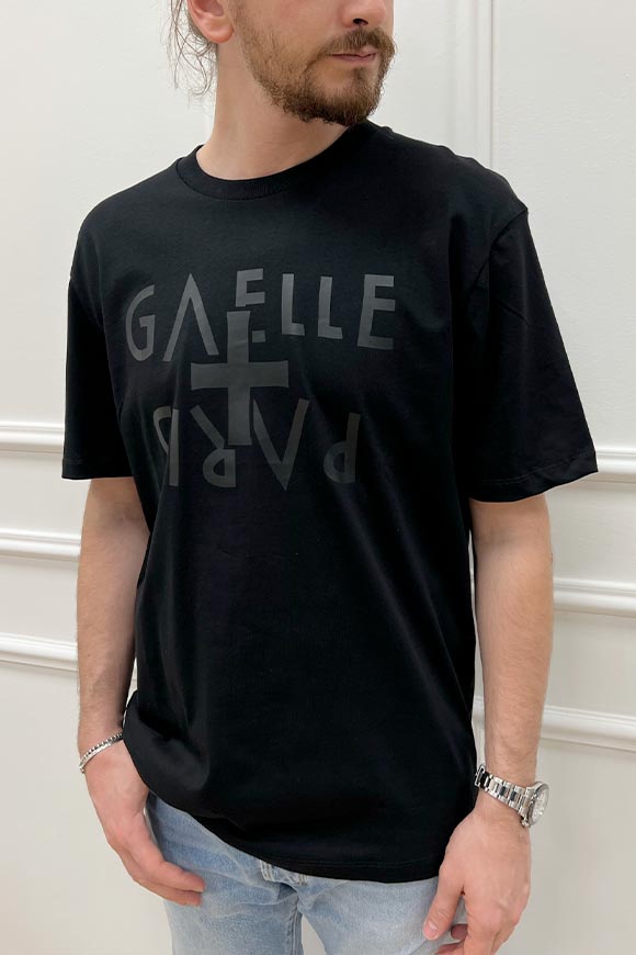 Gaelle - T shirt nera basica con logo nero in tono