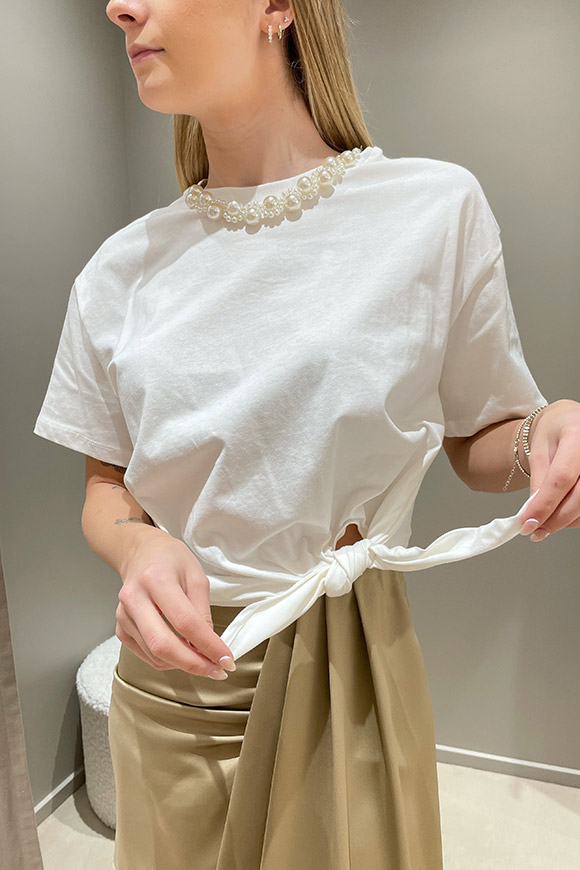 The Lulù - T shirt bianca con perle sul collo