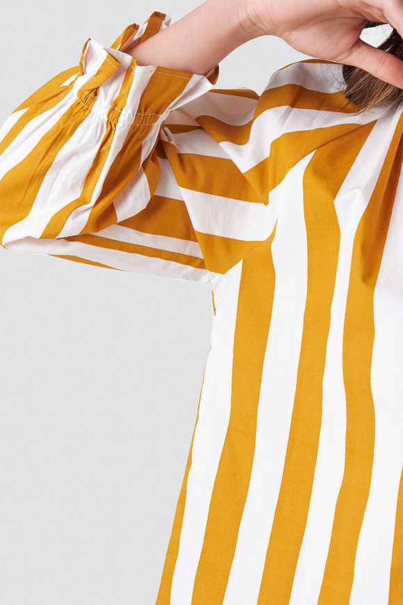 NA-KD - Vestito camicia ampio a righe bianco e senape