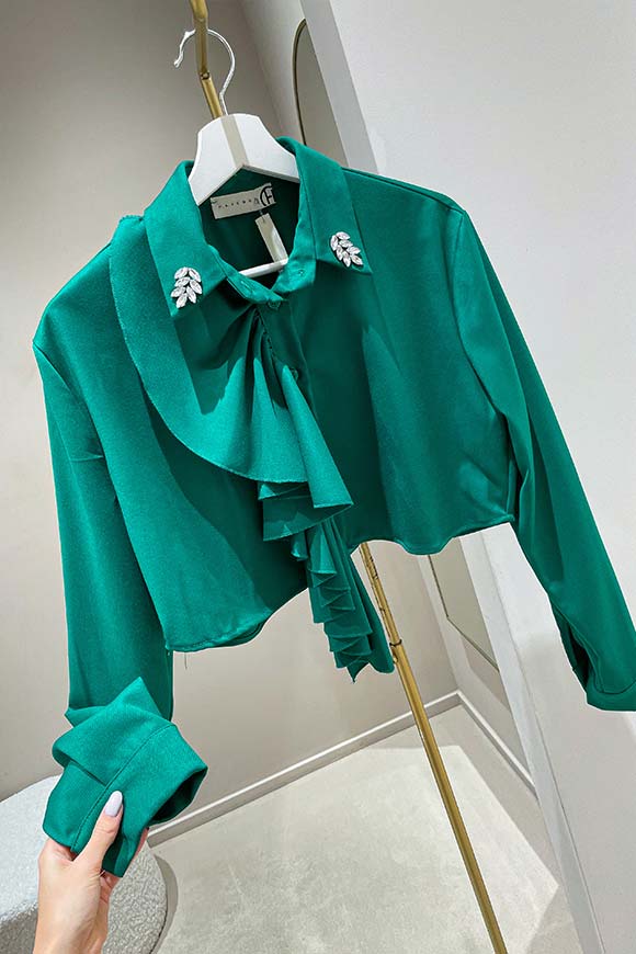 Haveone - Camicia verde crop con gioiello e rouches