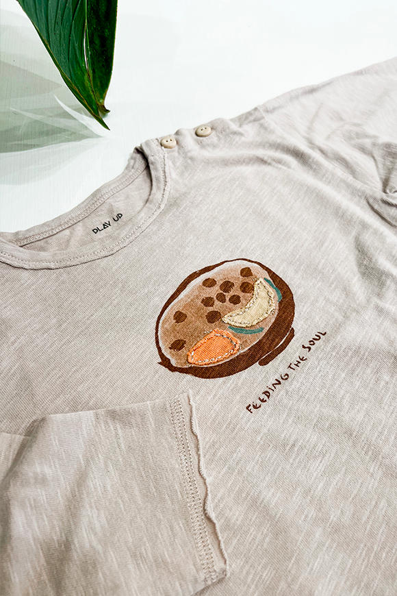 Play Up - T-shirt stampa zuppa con bottoni in legno e ricami