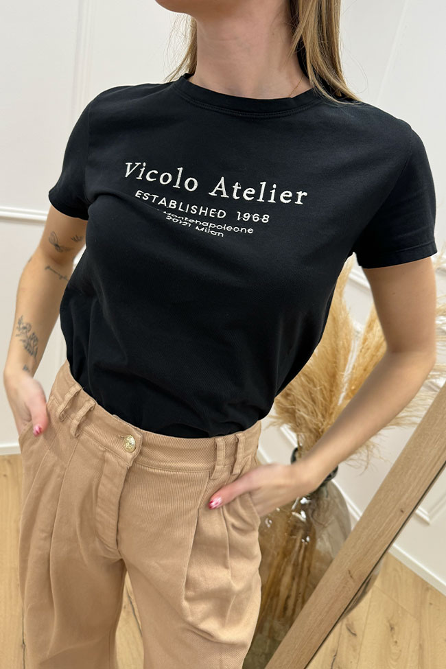 Vicolo - T shirt nera con ricamo "Vicolo Atelier"