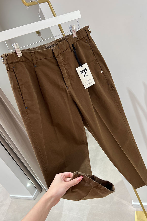 Berna - Pantalone chino tabacco con pinces e tasche diverse sul retro