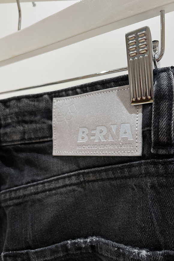 Berna - Washed black jeans with tears and burnished chain