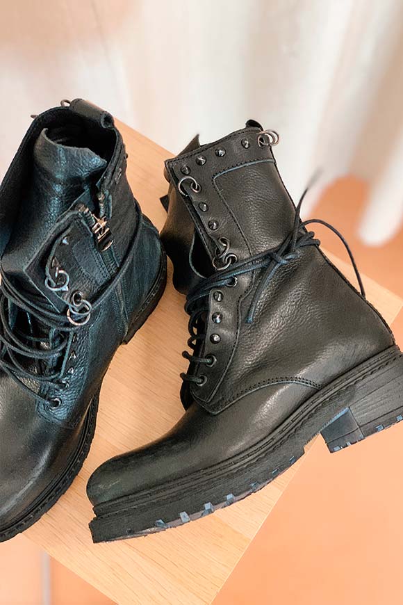Ovyé - Black amphibious boots with studs