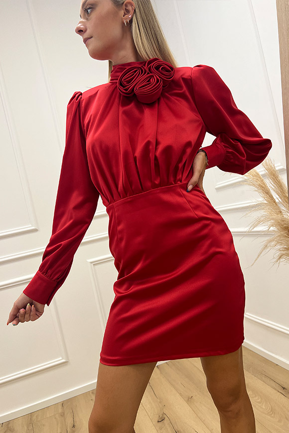 Actualee - Vestito rosso in raso con dettaglio roselline