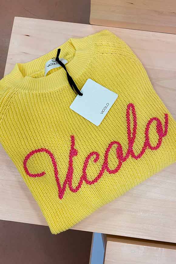 Vicolo - Maglia gialla con logo “Vicolo” rosa
