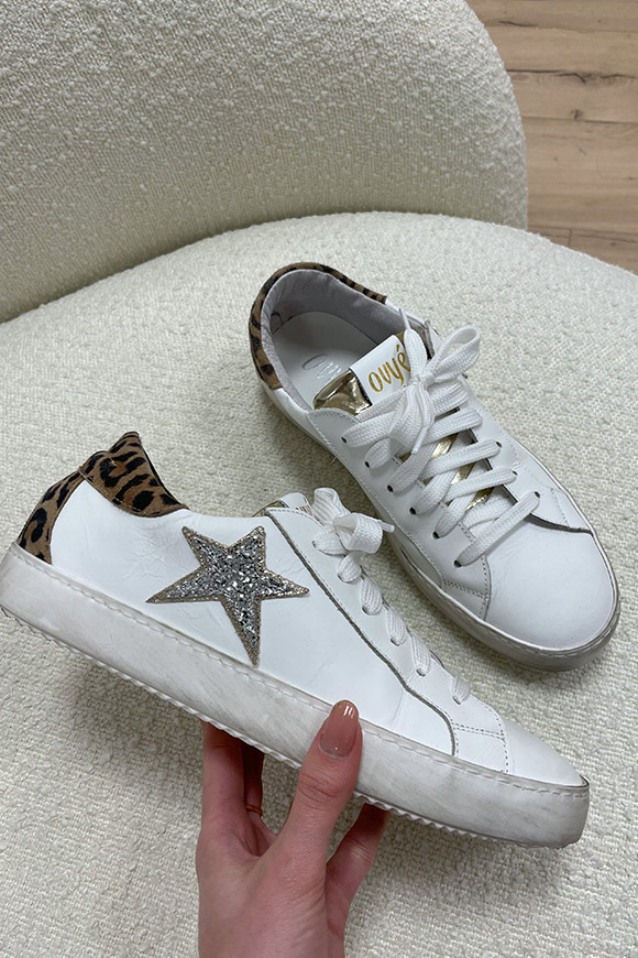 Ovyé - Sneakers bianca con stella glitter e tallone maculato