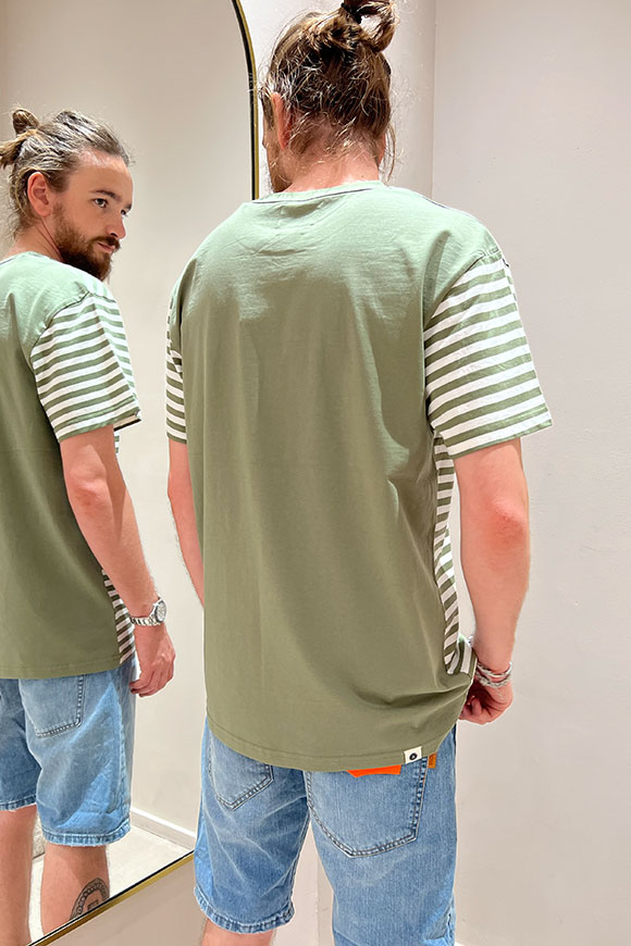Anerkjendt - T shirt rigata verde oliva, bianca con tasca arancio