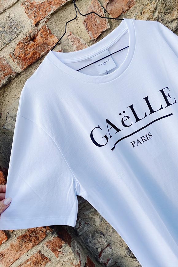 Gaelle - T shirt bianca con logo barrato nero