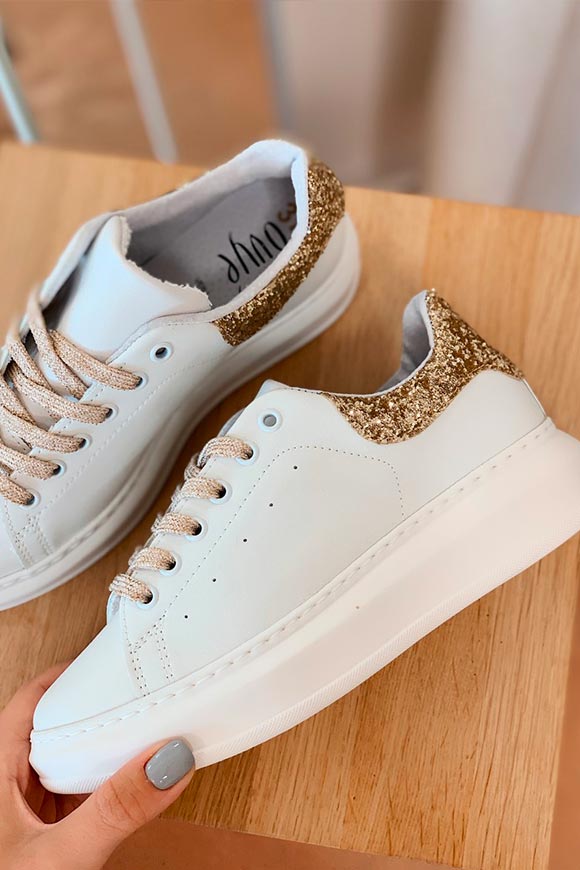 Ovyé - Sneakers bianche con tallone oro glitter