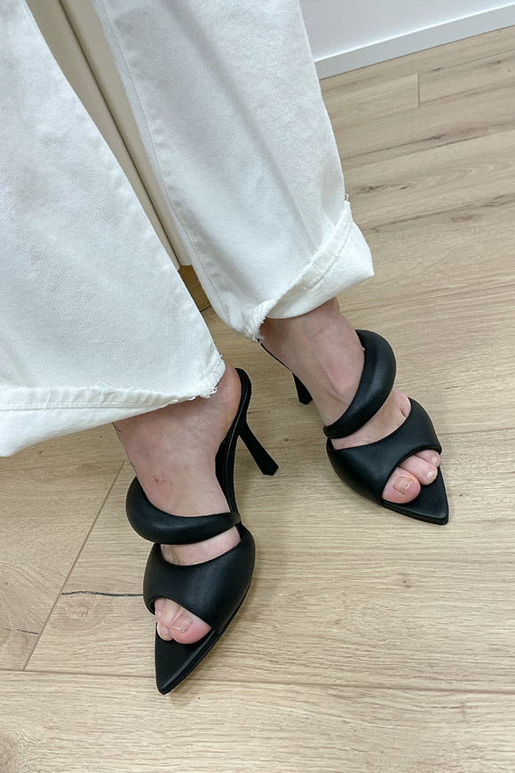 Ovyé - Sandalo nero in pelle con fasce