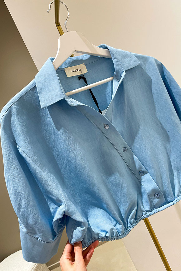 Vicolo - Camicia crop azzurra in lino bottoni obliqui