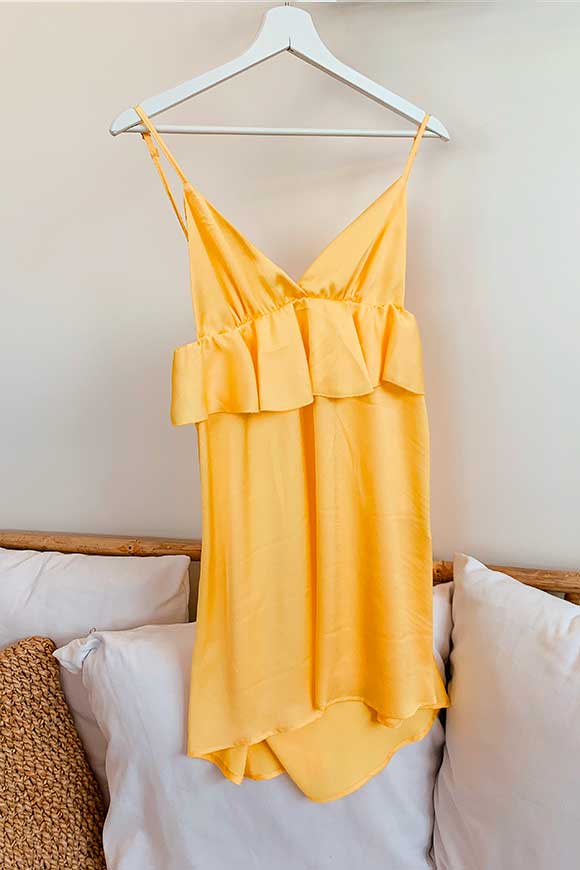 Vicolo - Vestito in raso giallo con volant sotto al seno
