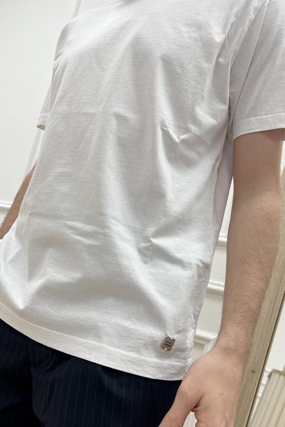 Block Eleven - T shirt bianca basica targhetta in metallo con logo