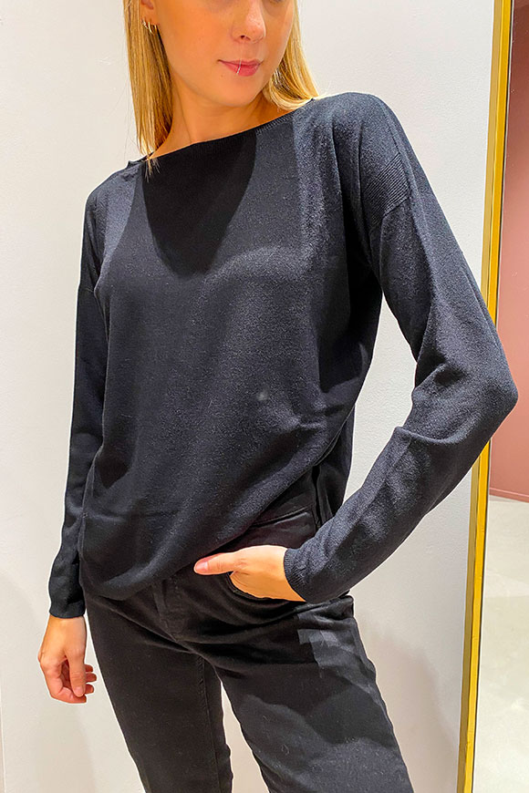 Kontatto - Black sweater with boat neckline and side slits