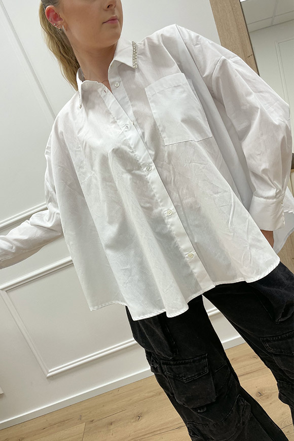 Vicolo - Camicia over bianca colletto con strass e perle