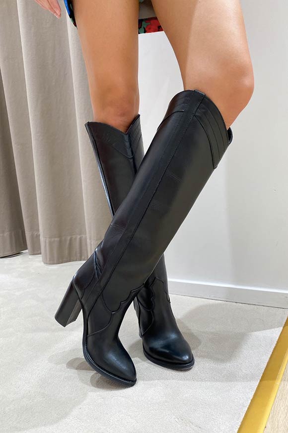 Ovyé - Black boot in leather with high leg